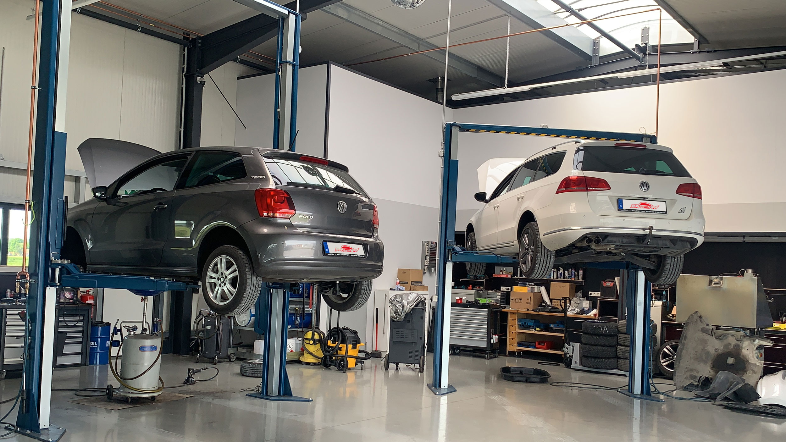 Alltägliche Fahrzeuge in der Werkstatt